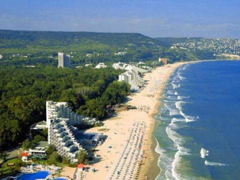 The first tourists arrive in Albena