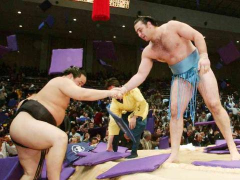 KotoЕЌshЕ« and the Yokozunas victorious in the ninth day